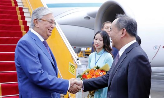 Chủ nhiệm Văn phòng Chủ tịch nước Lê Khánh Hải đón Tổng thống Kazakhstan Kassym-Jomart Tokayev tại sân bay Nội Bài. Ảnh: TTXVN