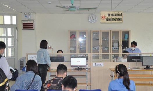 Người lao động chờ làm thủ tục nhận bảo hiểm thất nghiệp tại Bắc Giang. Ảnh: Quế Chi