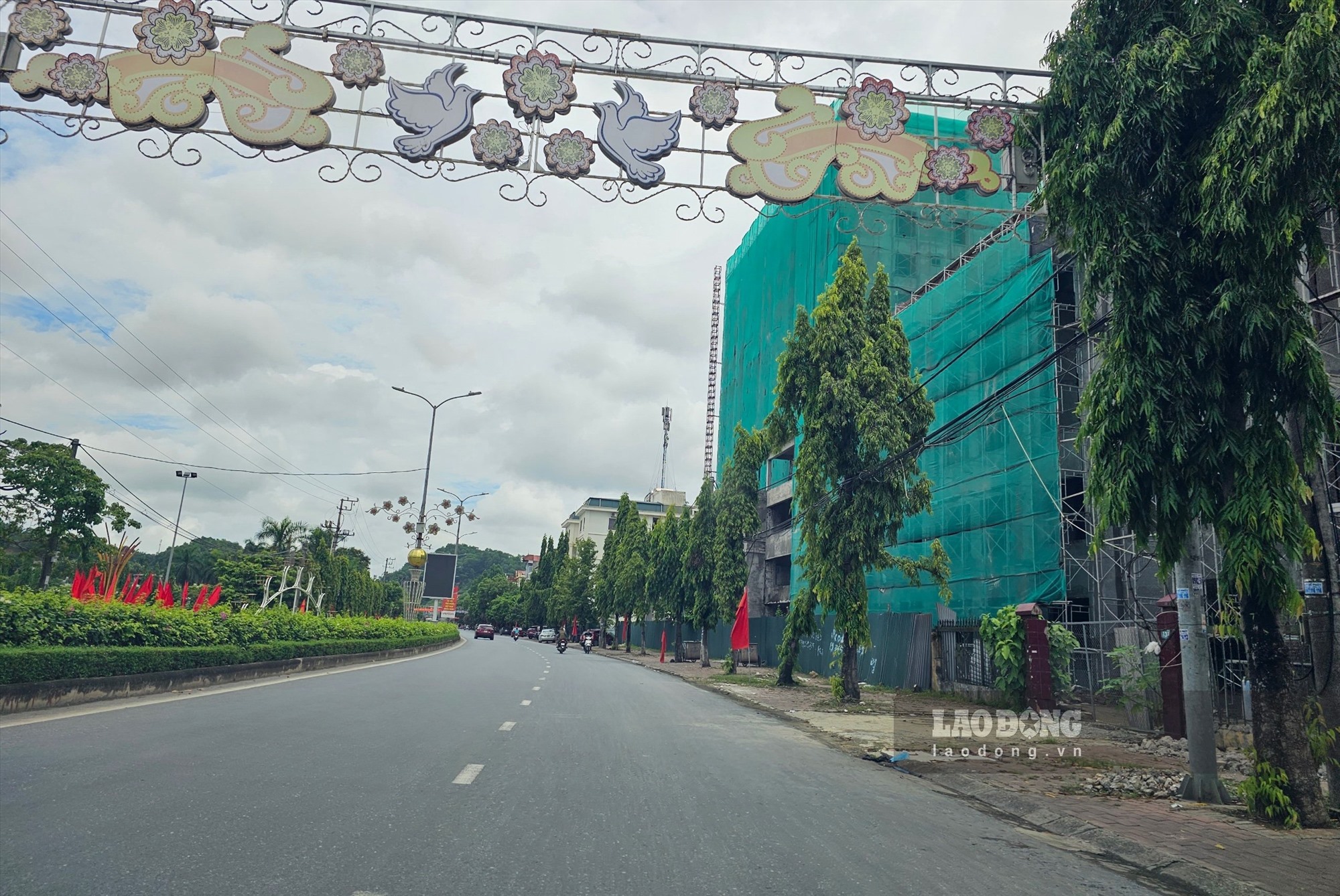 Dự án nằm trên trục đường Nguyễn Thái Học - vị trí đặc địa của TP Yên Bái nhưng suốt nhiều năm qua hoang lạnh.