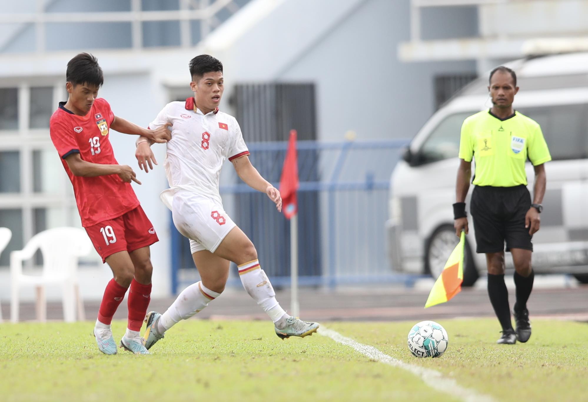 Sau bàn gỡ, các cầu thủ U23 Lào bắt đầu gia tăng sức ép khiến U23 Việt Nam phải lùi sâu về phòng ngự.