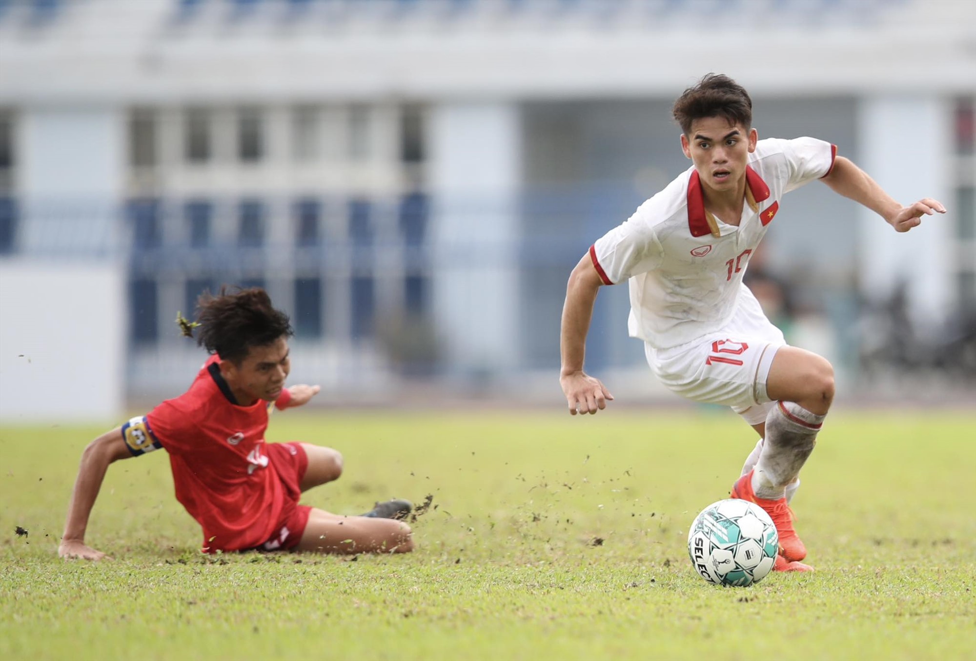 Bước vào trận đấu, các cầu thủ U23 Việt Nam gặp không ít khó khăn trước lối đá của U23 Lào.