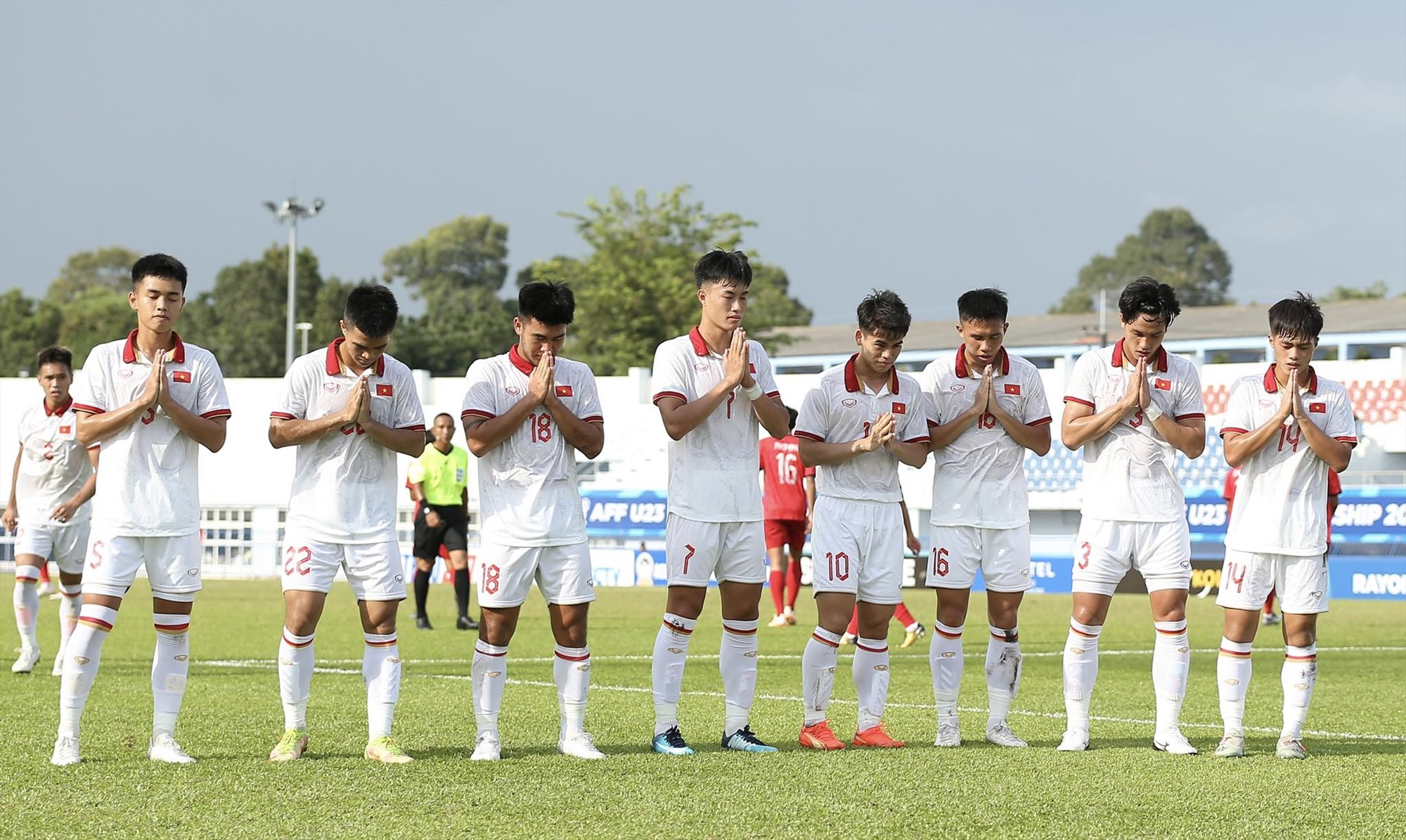 Trong thế trận bế tắc thì U23 Việt Nam lại có bàn mở tỉ số ở phút 24. Sau khi có bàn thắng, các cầu thủ U23 Việt Nam đã có hành động tưởng nhớ 3 thành viên Hoàng Anh Gia Lai.