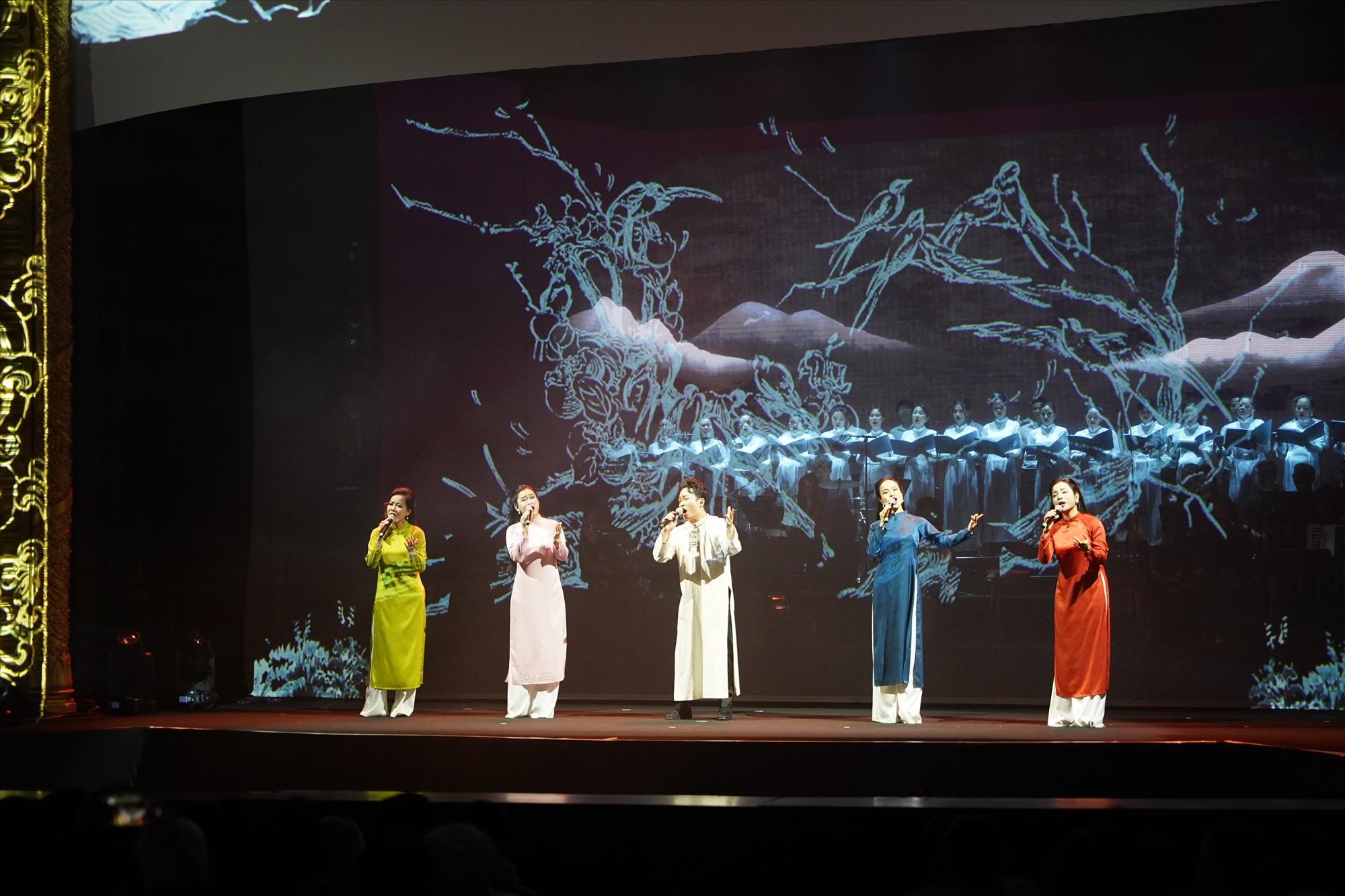 Những giai điệu quen thuộc của ca khúc Đàn chim Việt vang lên hào hùng, đầy cảm xúc qua giọng hát của 5 ca sĩ. Ảnh: Ban tổ chức