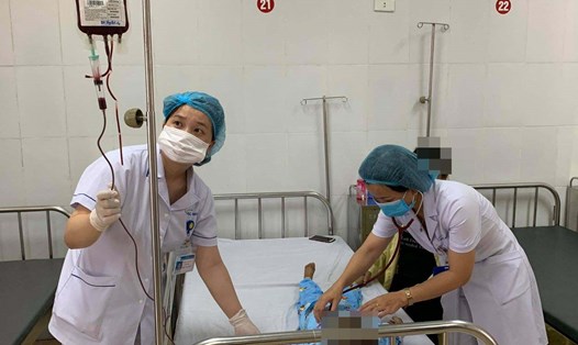 Truyền máu cho bệnh nhi tại Bệnh viện Sản nhi Quảng Ninh. Ảnh: Bệnh viện cung cấp