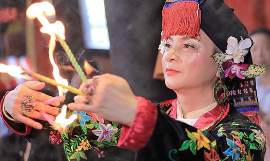 Một nghệ nhân tham gia trình diễn tại diễn đàn Bảo vệ và phát huy giá trị di sản thực hành tín ngưỡng thờ Mẫu Tam phủ của người Việt diễn ra hồi tháng 12.2022. Ảnh: Ban tổ chức