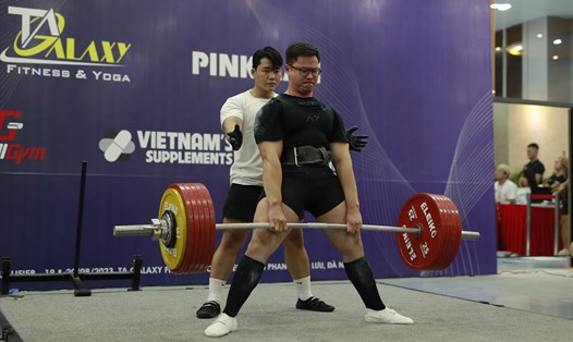Anh Tú giành giải Toàn năng nam tại giải Powerlifting Việt Nam 2023. Ảnh: VPF