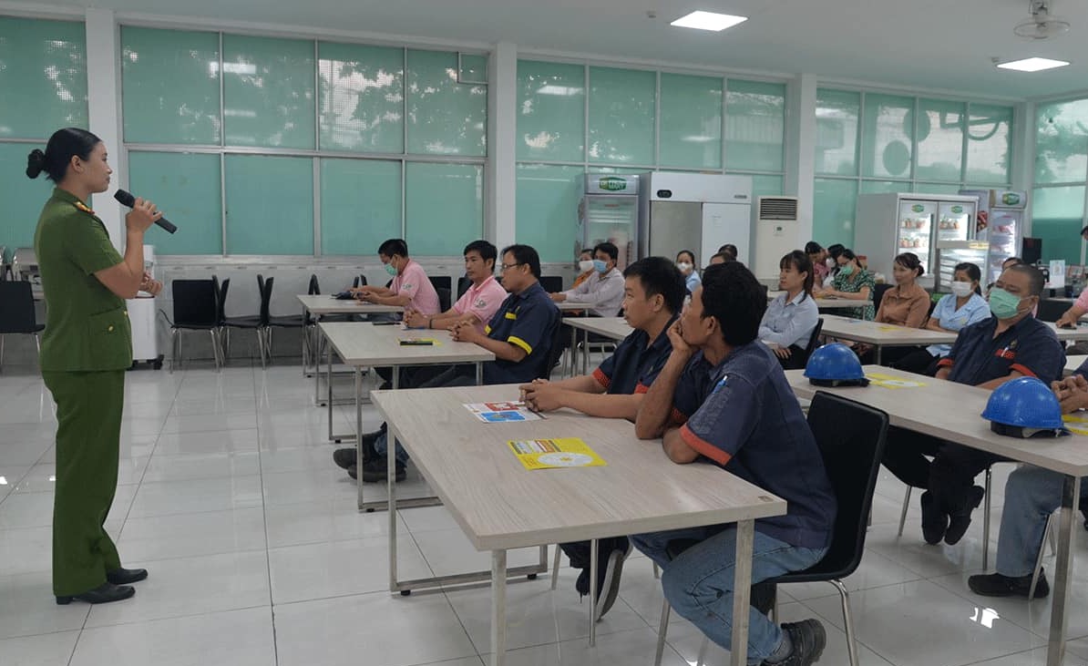 Tuyên truyền về phòng, chống ma túy và hướng dẫn cài tài khoản định danh điện tử. Ảnh: Công đoàn Công an tỉnh Tiền Giang. 