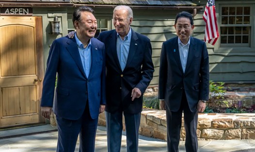 Tổng thống Mỹ Joe Biden (giữa) đón Tổng thống Hàn Quốc Yoon Suk Yeol (trái) và Thủ tướng Nhật Bản Kishida Fumio tại Trại David, ngày 18.8.2023.  Ảnh: Twitter Tổng thống Mỹ