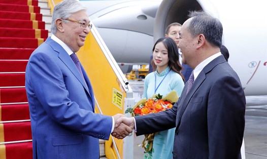 Chủ nhiệm Văn phòng Chủ tịch nước Lê Khánh Hải đón Tổng thống Kazakhstan Kassym-Jomart Tokayev tại Sân bay quốc tế Nội Bài chiều 20.8. Ảnh: TTXVN