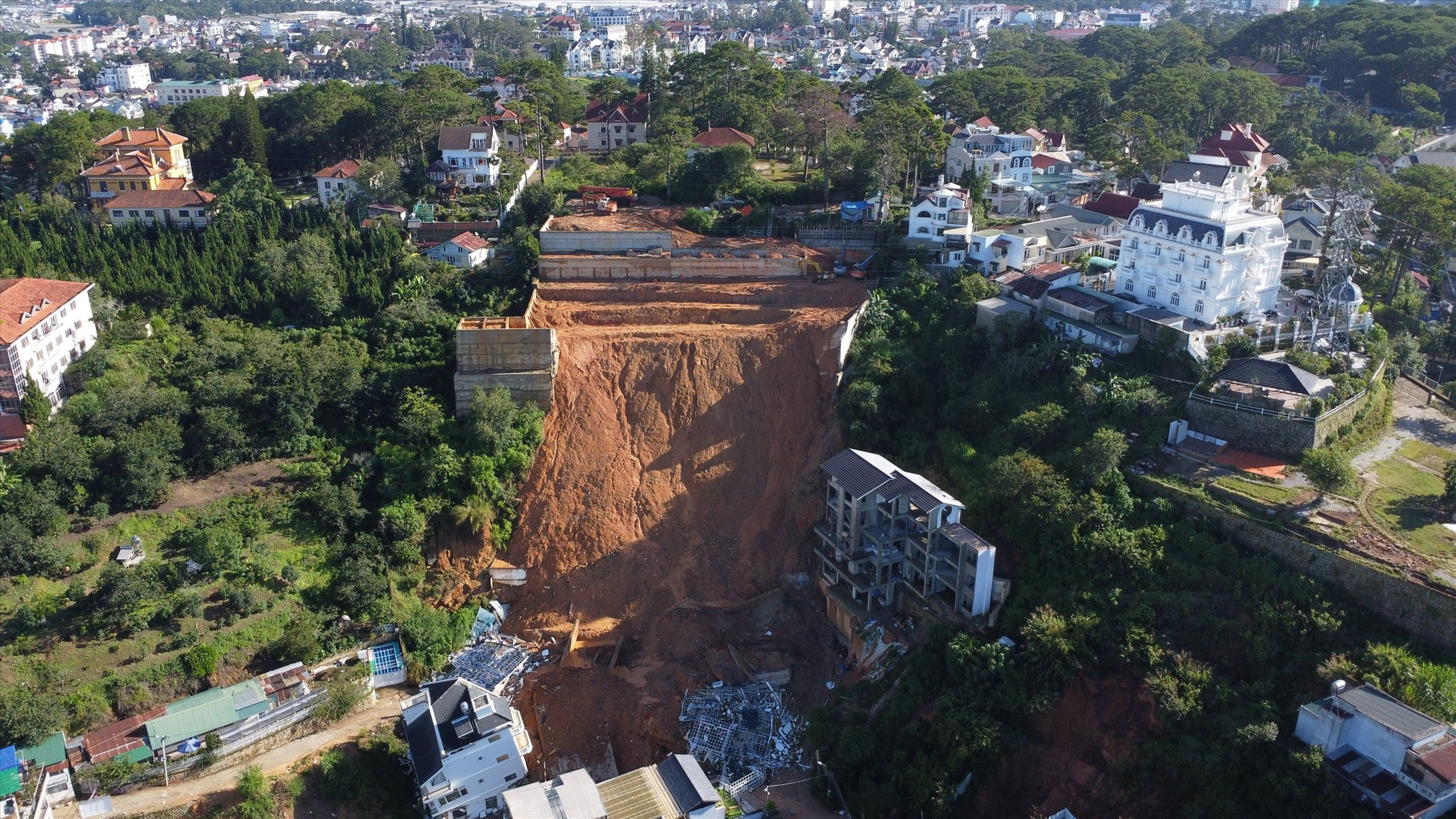 Đà Lạt sẽ tiếp tục thanh tra trật tự xây dựng trên địa bàn thành phố, đồng thời kiên quyết xử lý cán bộ có dấu hiệu suy thoái, nhũng nhiễu. Ảnh: Hữu Long