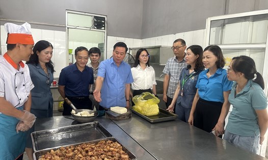 LĐLĐ tỉnh Ninh Bình phối hợp với Sở Y tế và các đơn vị liên quan tiến hành kiểm tra đột xuất về ATVSTP tại bếp ăn tập thể của một số doanh nghiệp trên địa bàn tỉnh Ninh Bình. Ảnh: Diệu Anh