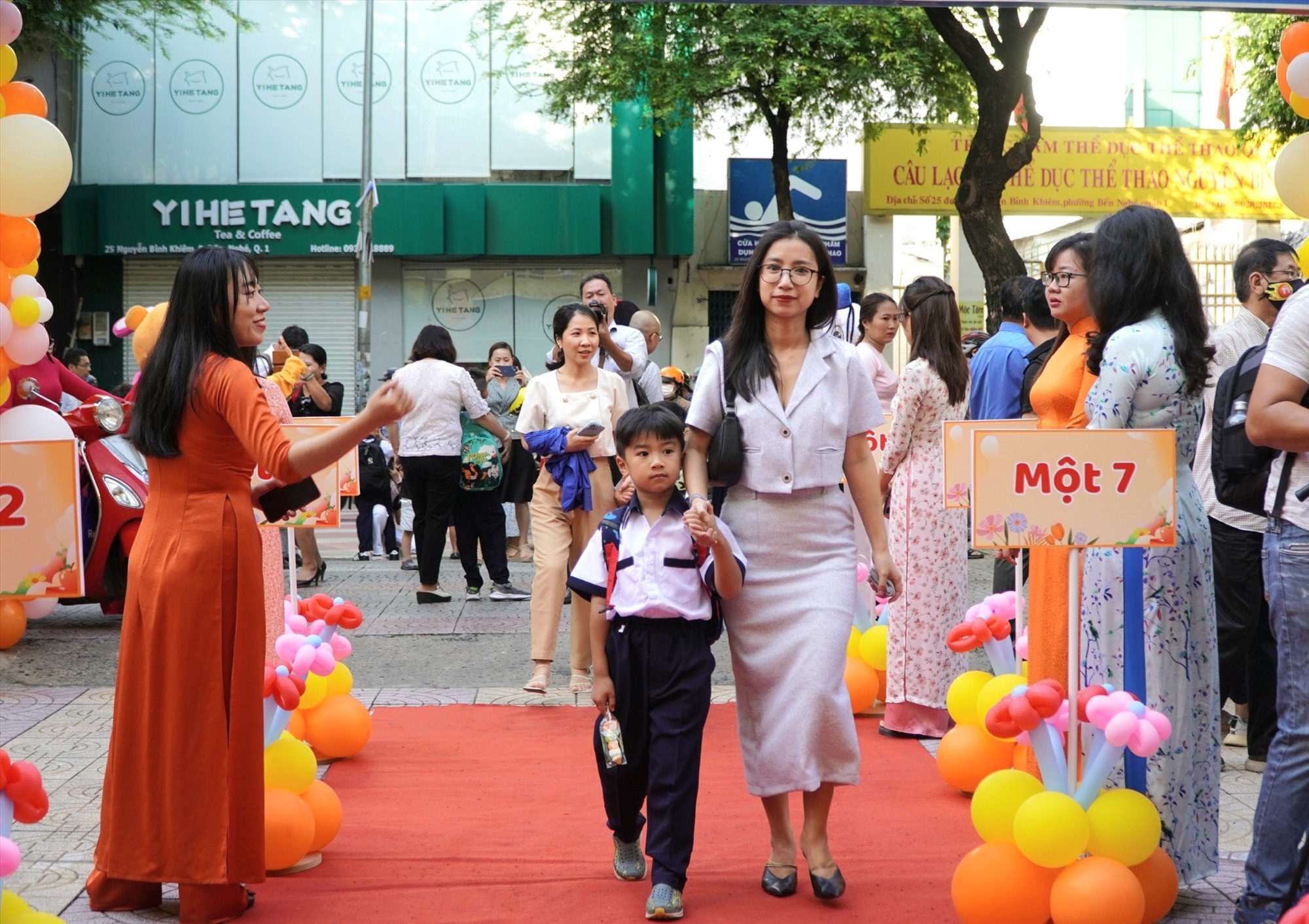 Sáng 21. 8, hơn 100.000 học sinh khối lớp 1 ở trên toàn thành phố đã đồng loạt đến tựu trường. Theo kế hoạch năm học mới của UBND TPHCM, học sinh khối 1 tựu trường sớm hơn học sinh các khối lớp khác trước 1 tuần để các em học sinh có thời gian làm quen với trường lớp.