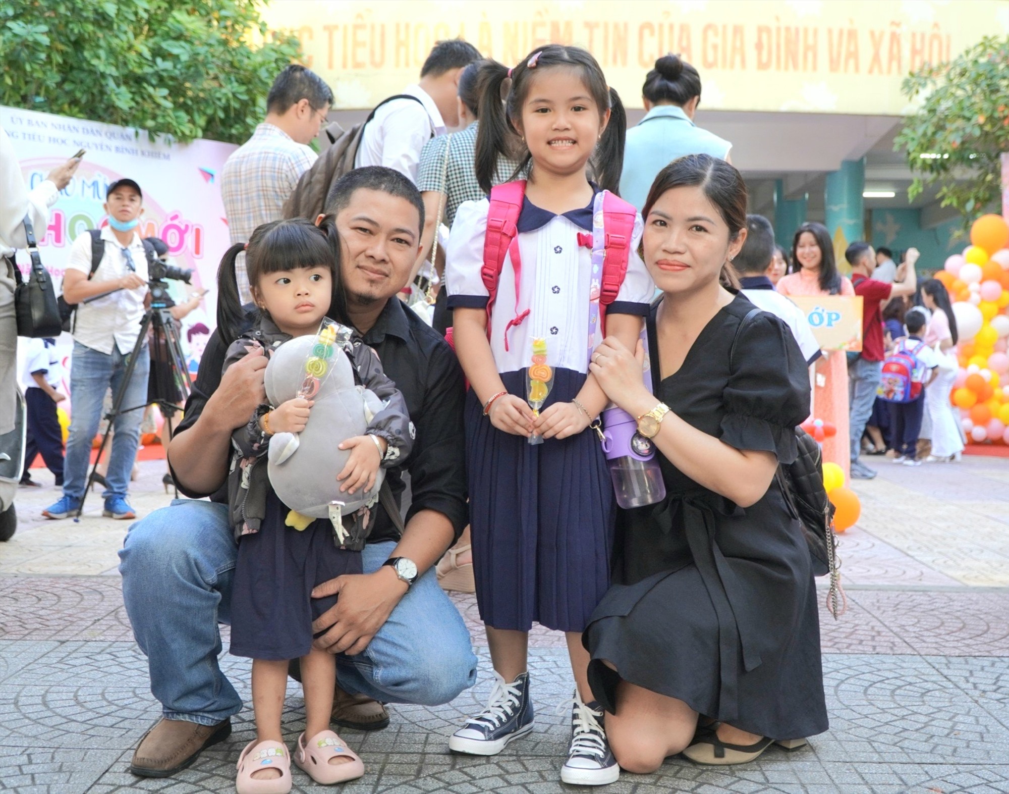 Gia đình chị Hoài Du cùng con gái Yến Anh vui vẻ trong ngày tựu trường.