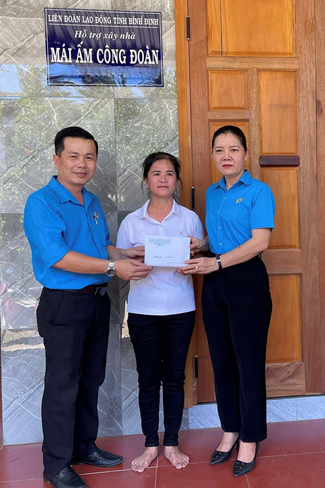 Trao hỗ trợ nhà Mái ấm công đoàn cho đoàn viên Nguyễn Thị Lạc. Ảnh: LĐLĐ Hoài Nhơn.