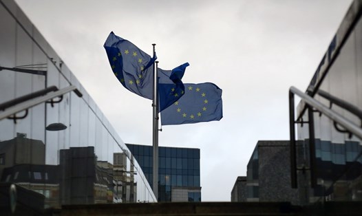 Cờ EU treo bên ngoài trụ sở Ủy ban châu Âu tại Brussels, Bỉ. Ảnh: Xinhua