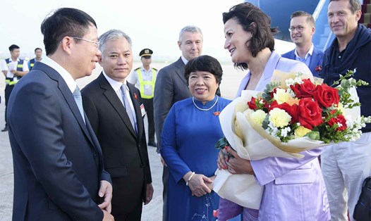 Các đại biểu chào mừng Chủ tịch Thượng viện Vương quốc Bỉ Stéphanie D’Hose đến thăm chính thức Việt Nam. Ảnh: TTXVN