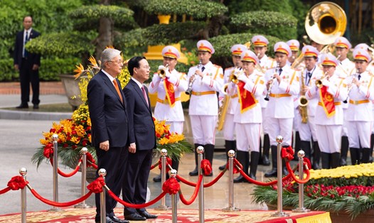 Chủ tịch nước Võ Văn Thưởng chủ trì lễ đón Tổng thống Kazakhstan Kassym-Jomart Tokayev. Ảnh: Hải Nguyễn