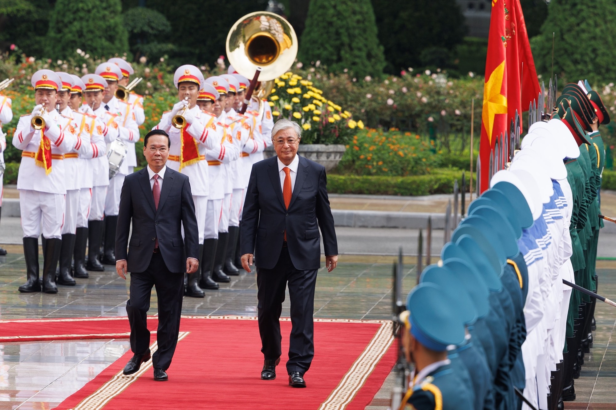 Đây là lần đầu tiên ông Kassym-Jomart Tokayev đến Việt Nam trên cương vị mới, cũng là chuyến thăm đầu tiên của một Tổng thống Kazakhstan trong 12 năm qua.