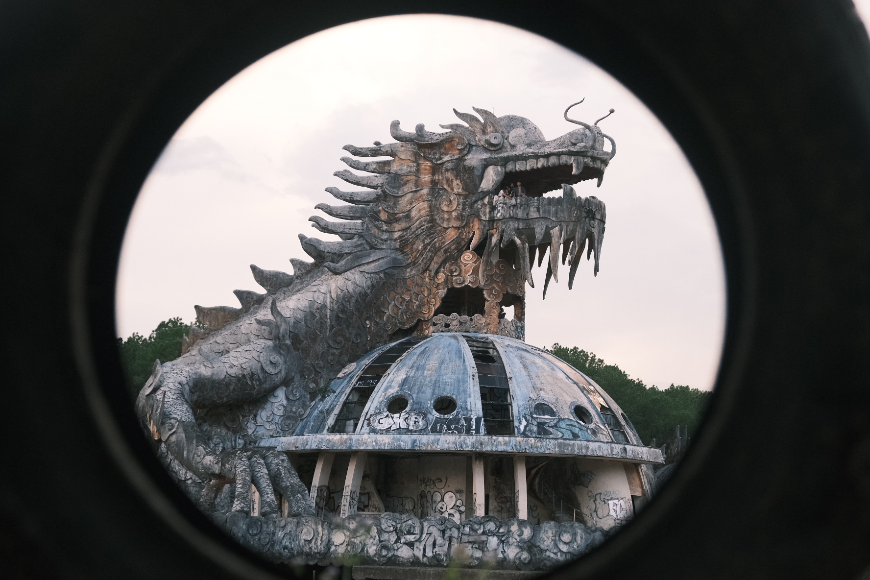 Điểm nhấn của công viên này chính là hình tượng con rồng khổng lồ uốn lượn ở khu nhà thủy cung. Biểu tượng to lớn và độc đáo đã trở thành nơi lí tưởng để du khách check-in. 