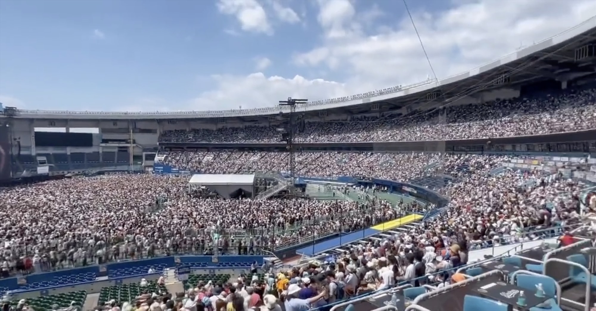 Hơn 30.000 khán giả Nhật Bản cổ vũ NewJeans giữa buổi trưa nóng bức. Ảnh: ADOR