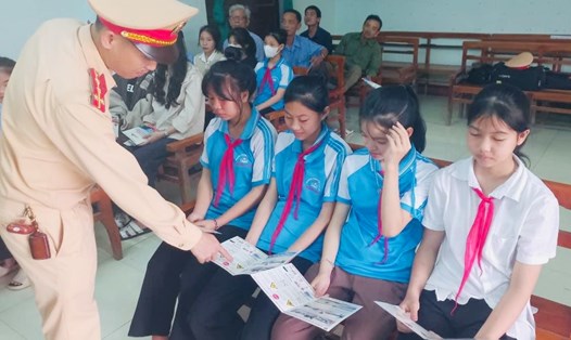 Lực lượng CSGT - CA tỉnh Quảng Bình tăng cường phổ biến pháp luật về trật tự, an toàn giao thông cho học sinh trên địa bàn. Ảnh: Lê Phi Long