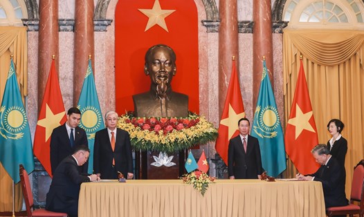 Chủ tịch nước Võ Văn Thưởng và Tổng thống Kazakhstan Kassym-Jomart Tokayev chứng kiến lễ ký Hiệp định giữa hai nước về chuyển giao người bị kết án phạt tù. Ảnh: Hải Nguyễn