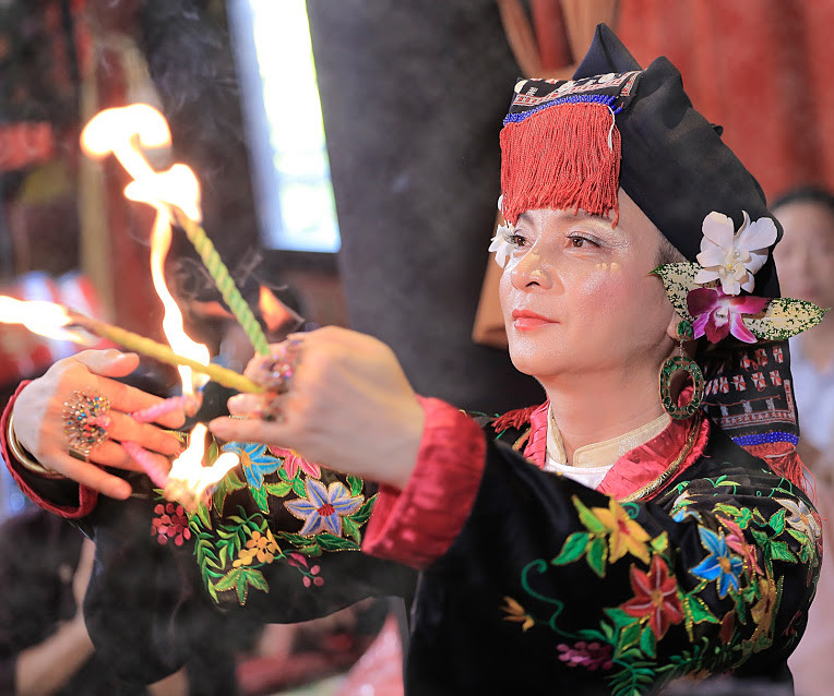 Trước hội thảo diễn ra tại Thừa Thiên Huế, năm 2022, tại diễn đàn diễn đàn Bảo vệ và phát huy giá trị di sản thực hành tín ngưỡng thờ Mẫu Tam phủ của người Việt đã có sự tham gia trình diễn của các nghệ nhân, thanh đồng. Ảnh: Ban tổ chức cung cấp