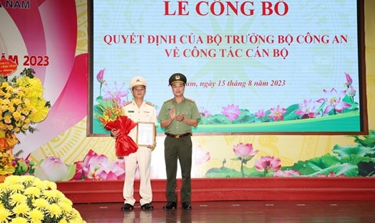 Đại tá Phạm Hùng Dương (trái) nhận quyết định bổ nhiệm. Ảnh: CAT Hà Nam