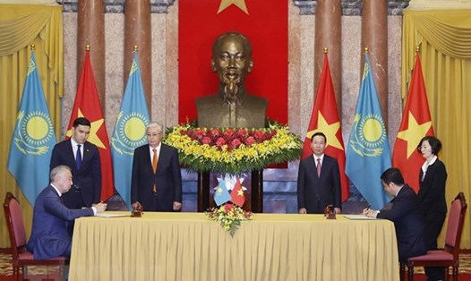 Chủ tịch nước Võ Văn Thưởng và Tổng thống Kazakhstan Kassym-Jomart Tokayev chứng kiến lễ ký Kế hoạch Hành động chung nhằm thúc đẩy hợp tác kinh tế-thương mại giữa Việt Nam và Kazakhstan giai đoạn 2023-2025. Ảnh: TTXVN