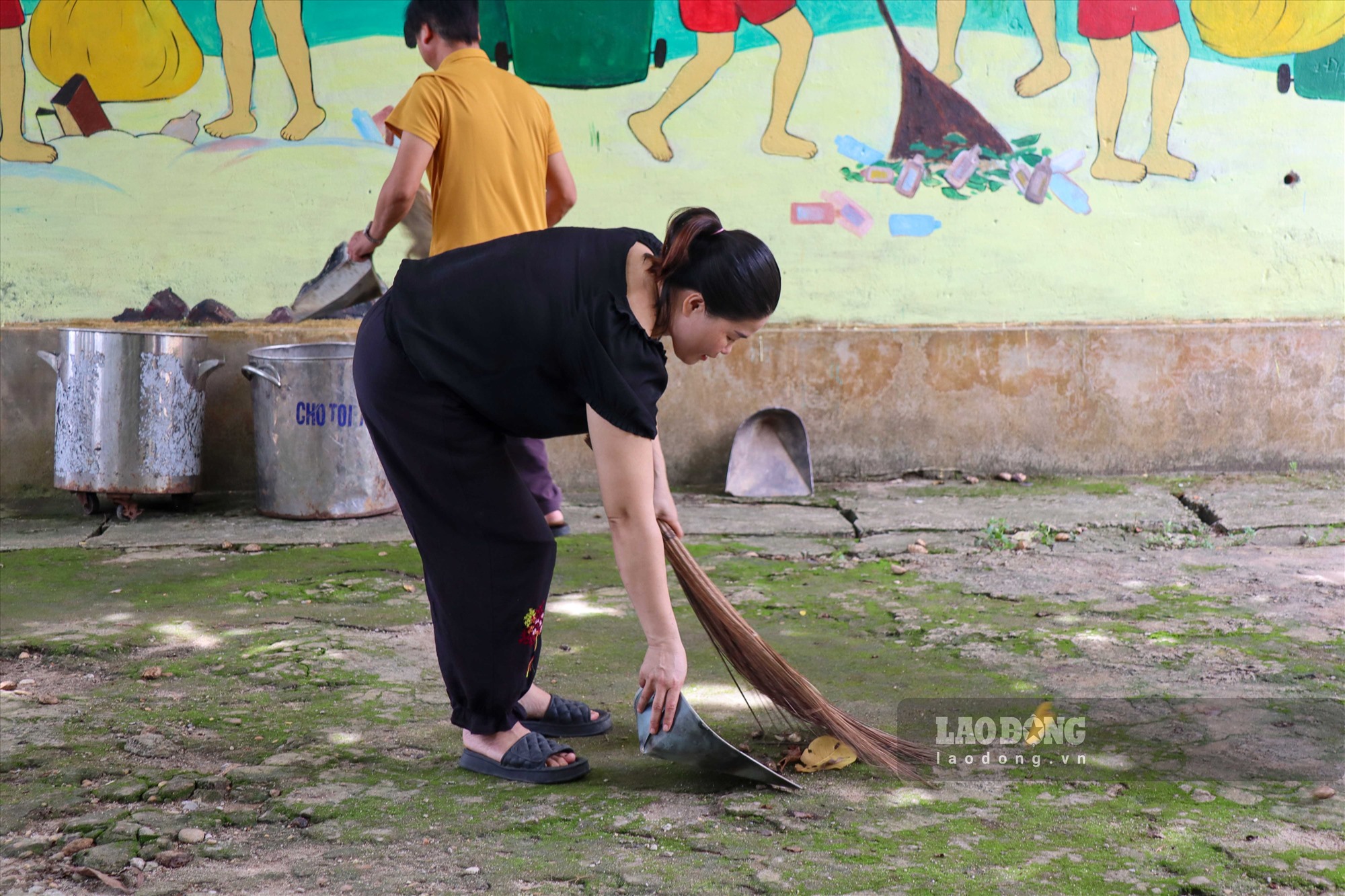 Các thầy cô cũng tích cực chuẩn bị cho năm học mới, giúp ngôi trường xanh, sạch, đẹp.