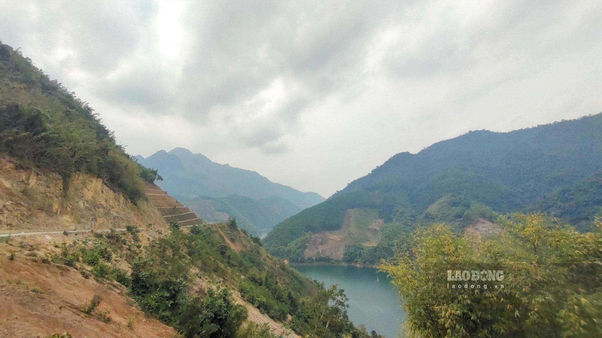 Là địa phương thuộc vùng cao của tỉnh Hòa Bình, huyện Đà Bắc có địa hình núi non hiểm trở, dân cư sinh sống thưa thớt, cùng với nhiều thôn xã bị chia cắt bới hồ Hòa Bình. 