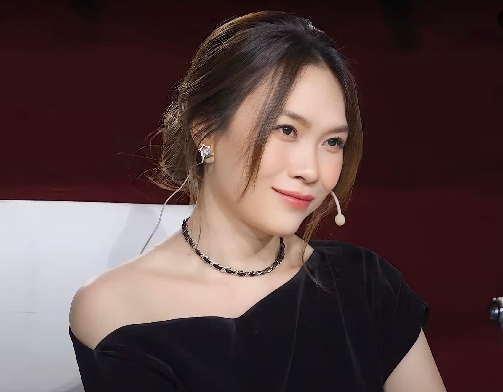 Trang phục và thần thái rạng ngời của nữ ca sĩ trong tập 7 Vietnam Idol (17.8). Ảnh: Fanpage nhân vật