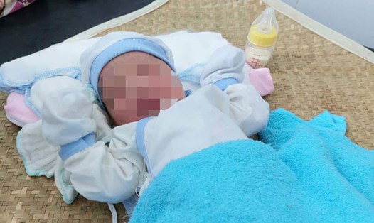 Bé gái sơ sinh bị bỏ rơi dưới dốc cầu đã được đưa về chăm sóc tại Trung tâm Y tế huyện Tân Hưng. Ảnh: An Long