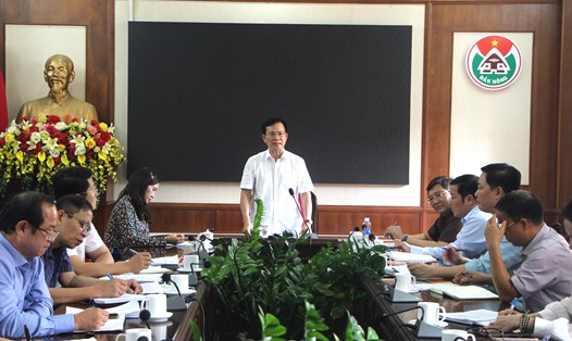 Chủ tịch UBND tỉnh Đắk Nông Hồ Văn Mười đề nghị Sở Y tế và Bệnh viện Đa khoa tỉnh cần đoàn kết, thống nhất cao để tìm cách khắc phục tình trạng thiếu vật tư y tế. Ảnh: Nguyễn Hiền