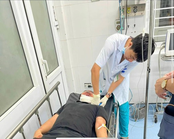Tài xế taxi bị hành khách gây thương tích được cấp cứu tại Bệnh viện Đa khoa tỉnh Lào Cai. Ảnh: BVCC