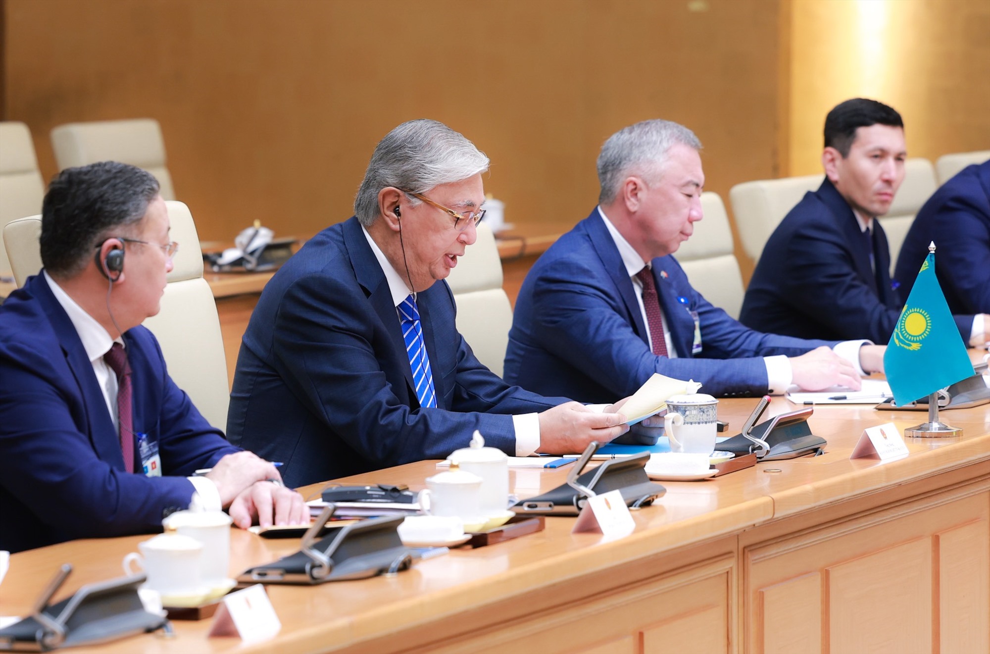Tổng thống Kazakhstan Kassym-Jomart Tokayev (thứ hai từ trái) phát biểu tại buổi hội kiến. Ảnh: Hải Nguyễn