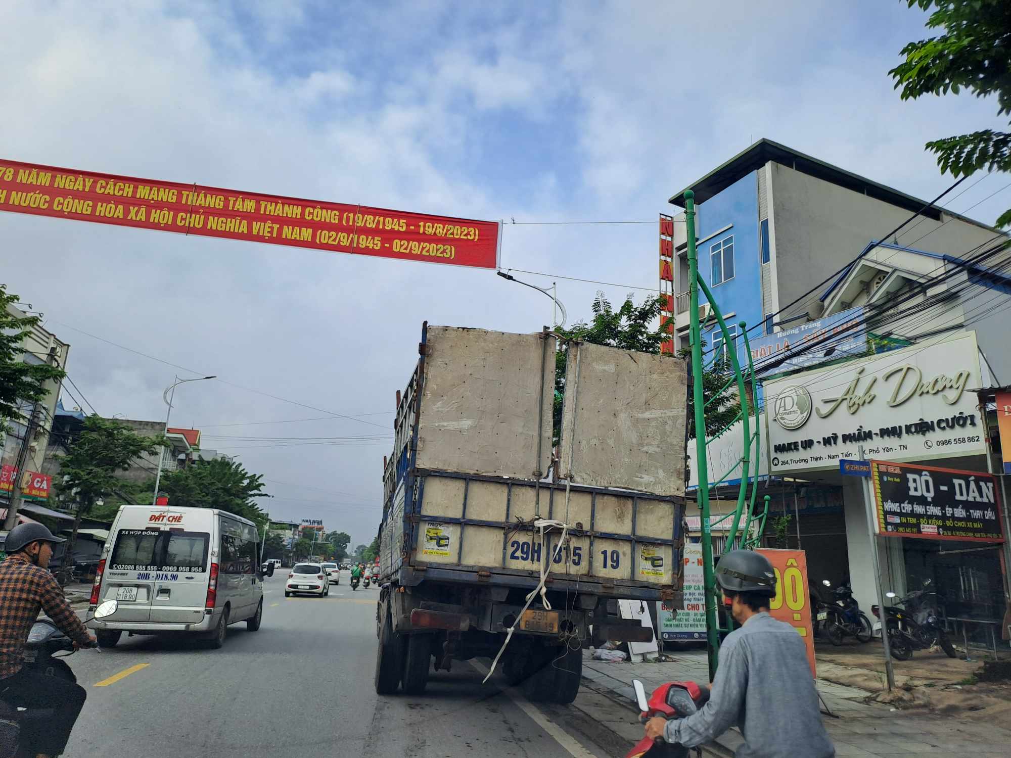 Xe cơi nới23 thành thùng tại QL3 khu vực TP. Phổ Yên. Ảnh chụp 8g ngày 21.8.2023.