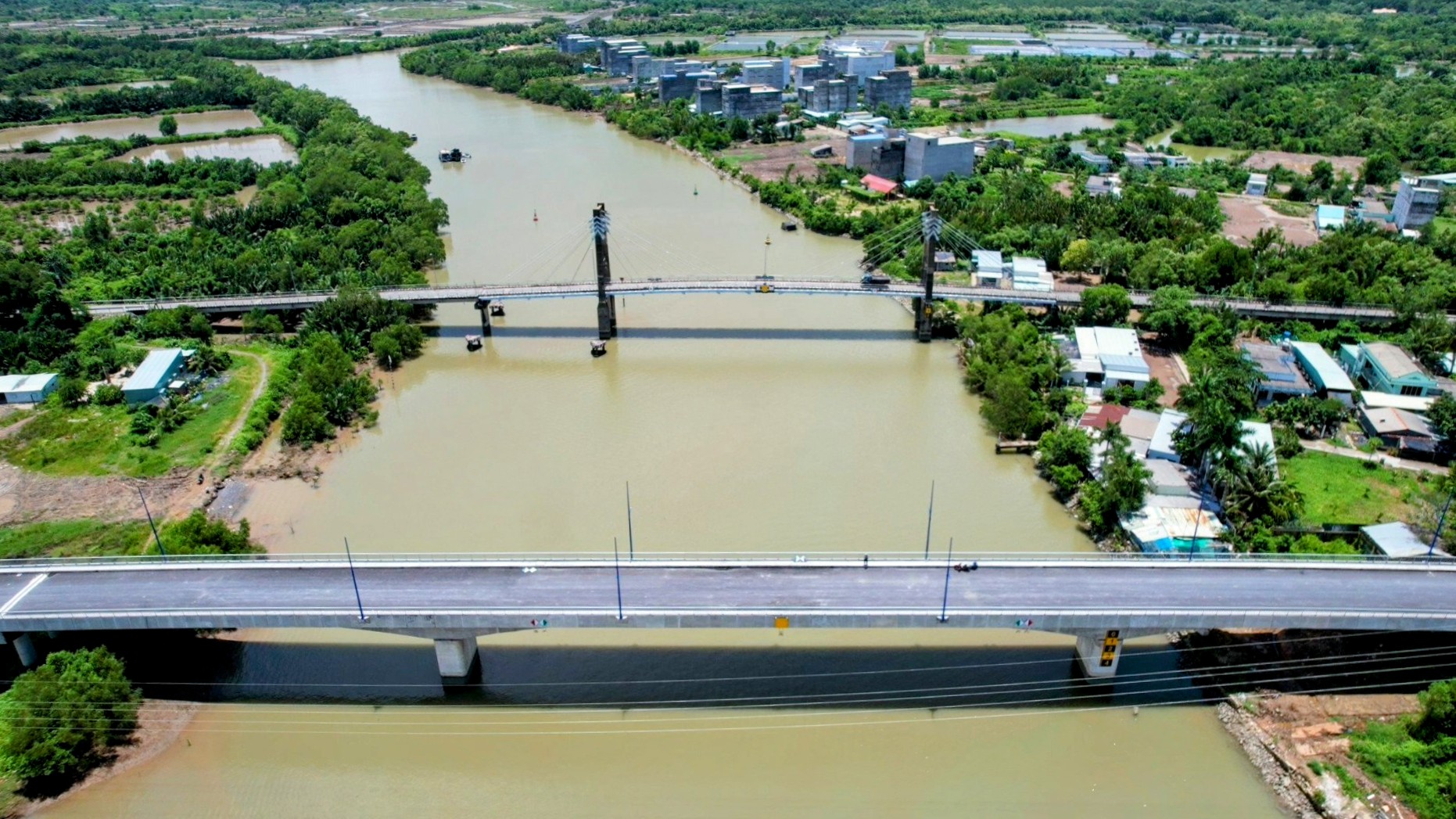 Cầu Vàm Sát 2 được xây mới với chiều dài 432,7m, rộng 10m; đường đầu cầu dài khoảng 647m kết nối vào đường Lý Nhơn và đường Đê Soài Rạp. Cầu Vàm Sát 2 được hợp long từ năm 2019.  