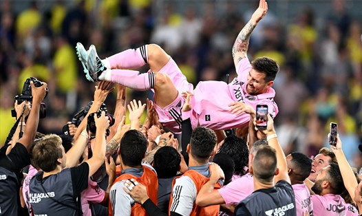 Messi được đồng đội tung hô sau khi giúp Inter Miami vô địch League Cup Mỹ lần đầu tiên trong lịch sử. Ảnh: AFP