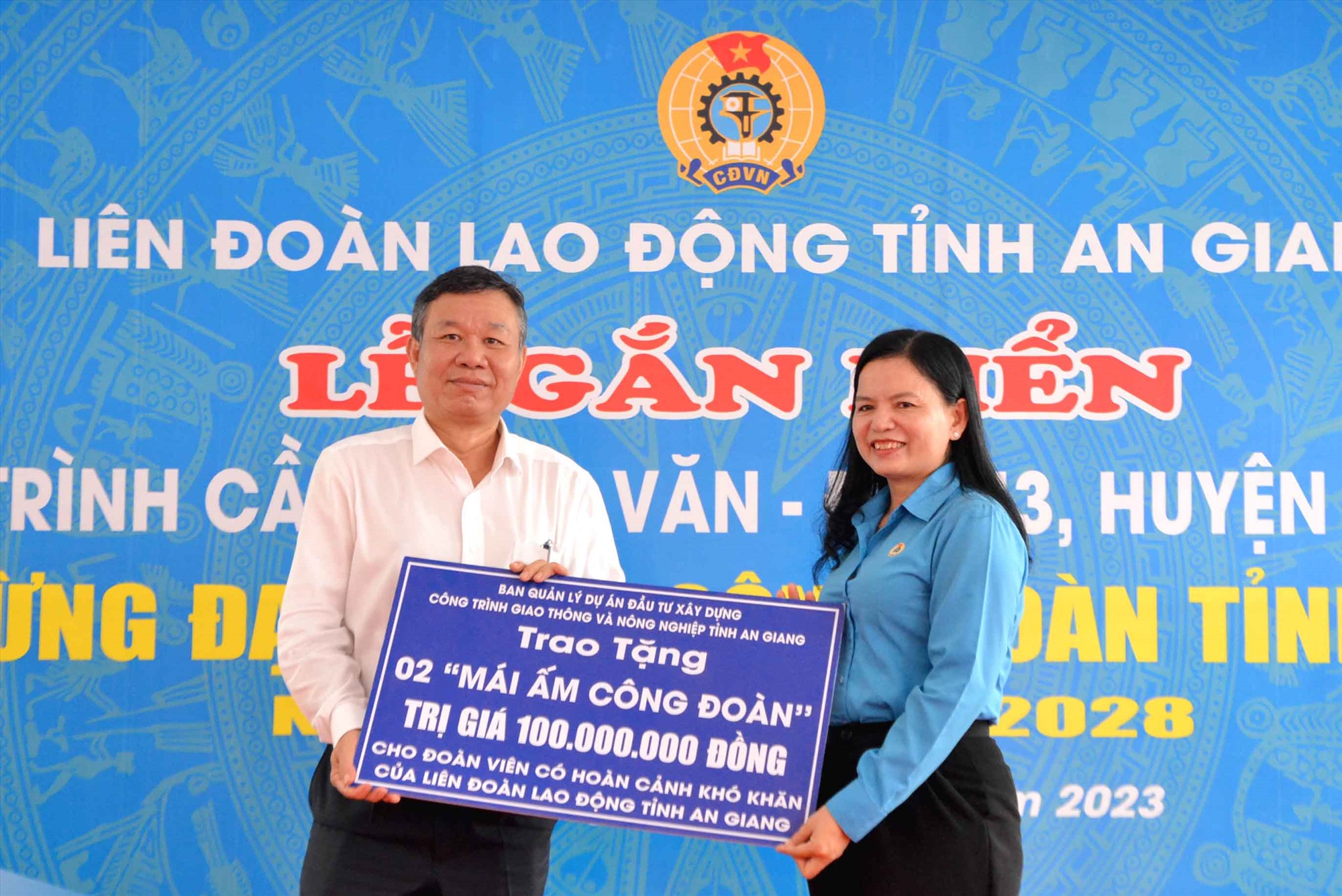 Tại lễ gắn biển công trình chào mừng Đại hội Công đoàn, Giám đốc Ban Quản lý dự án đầu tư xây dựng công trình giao thông và nông nghiệp tỉnh An Giang Nguyễn Văn Du trao biển tượng trưng hỗ trợ 2 “Mái ấm Công đoàn” cho LĐLĐ tỉnh An Giang. Ảnh: Lâm Điền