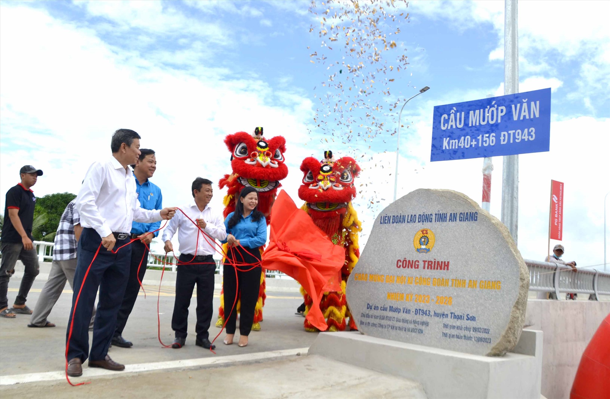 Thực hiện nghi thức gắn biển chào mừng Đại hội Công đoàn tỉnh An Giang tại Công trình cầu Mướp Văn (huyện Thoại Sơn). Ảnh: Lâm Điền