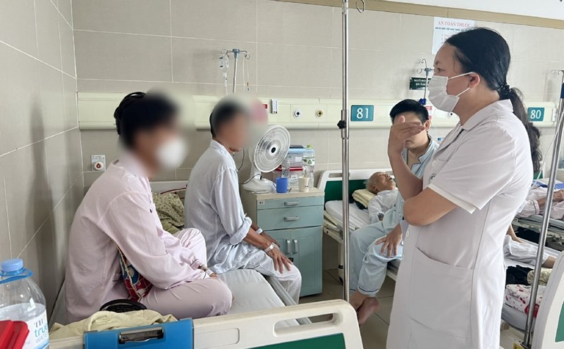 Nam thanh niên phải điều trị tại Bệnh viện Bạch Mai vì hút thuốc lá điện tử. Ảnh: BVCC