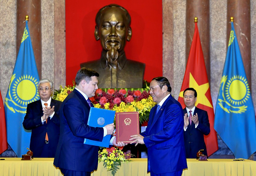 Bộ trưởng Bộ Văn hóa, Thể thao và Du lịch Việt Nam Nguyễn Văn Hùng (phải) trao đổi Biên bản hợp tác với Bộ trưởng Bộ Văn hóa và Thể thao Kazakhstan Askhat Oralov. Ảnh: BVHTTDL