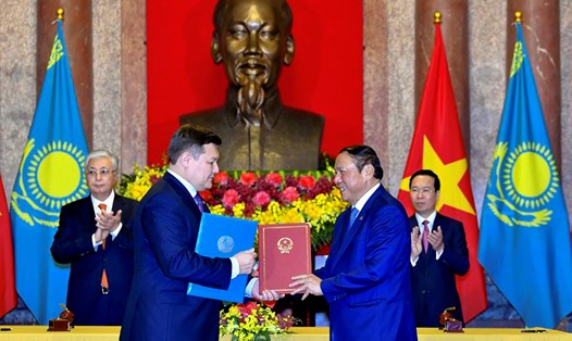 Bộ trưởng Bộ Văn hóa, Thể thao và Du lịch Việt Nam Nguyễn Văn Hùng (phải) trao đổi Biên bản hợp tác với Bộ trưởng Bộ Văn hóa và Thể thao Kazakhstan Askhat Oralov. Ảnh: BVHTTDL