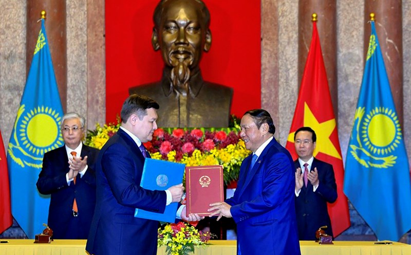 Bộ trưởng Bộ Văn hóa, Thể thao và Du lịch Việt Nam Nguyễn Văn Hùng (phải) trao đổi Biên bản hợp tác với Bộ trưởng Bộ Văn hóa và Thể thao Kazakhstan Askhat Oralov. Ảnh: BVHTTDL