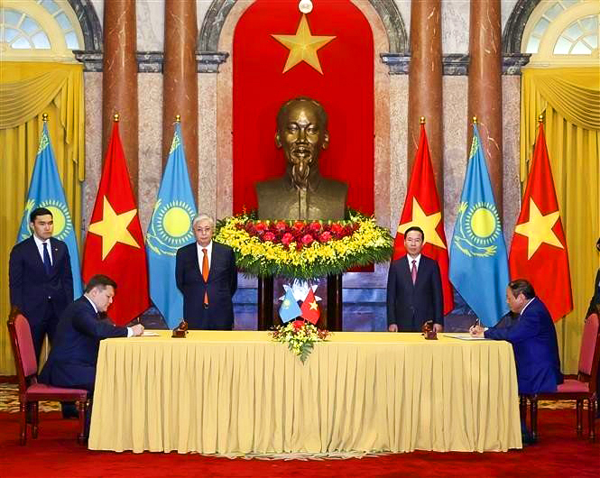 Việt Nam và Kazakhstan kí kết Biên bản hợp tác du lịch dưới sự chứng kiến của Chủ tịch nước Việt Nam Võ Văn Thưởng và Tổng thống Kazakhstan 