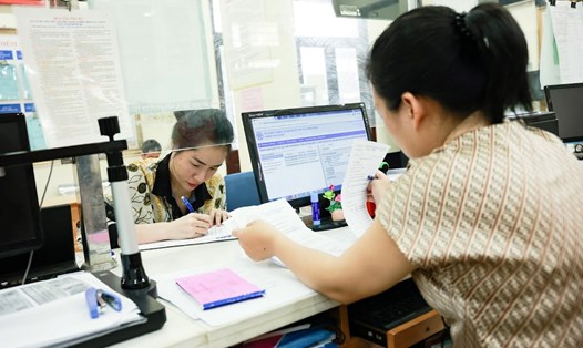 Người dân giải quyết thủ tục hành chính tại công sở ở Hà Nội. Ảnh: Hải Nguyễn