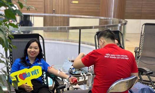 Cán bộ Bảo Việt hiến máu trong chương trình tình nguyện “Bảo Việt - Vì những niềm tin của bạn”. Ảnh: Bảo Việt