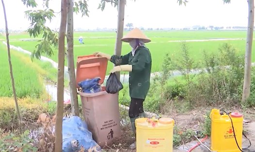 Người dân thu gom vỏ bao bì thuốc BVTV tại xã Đại Lai (huyện Gia Bình, tỉnh Bắc Ninh). Ảnh: Vân Trường