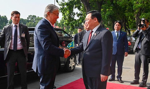  Chủ tịch Quốc hội Vương Đình Huệ và Tổng thống Kazakhstan Kassym-Jomart Tokayev. Ảnh: Hải Nguyễn